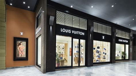 louis vuitton bologna aperto domenica|Louis Vuitton in italia.